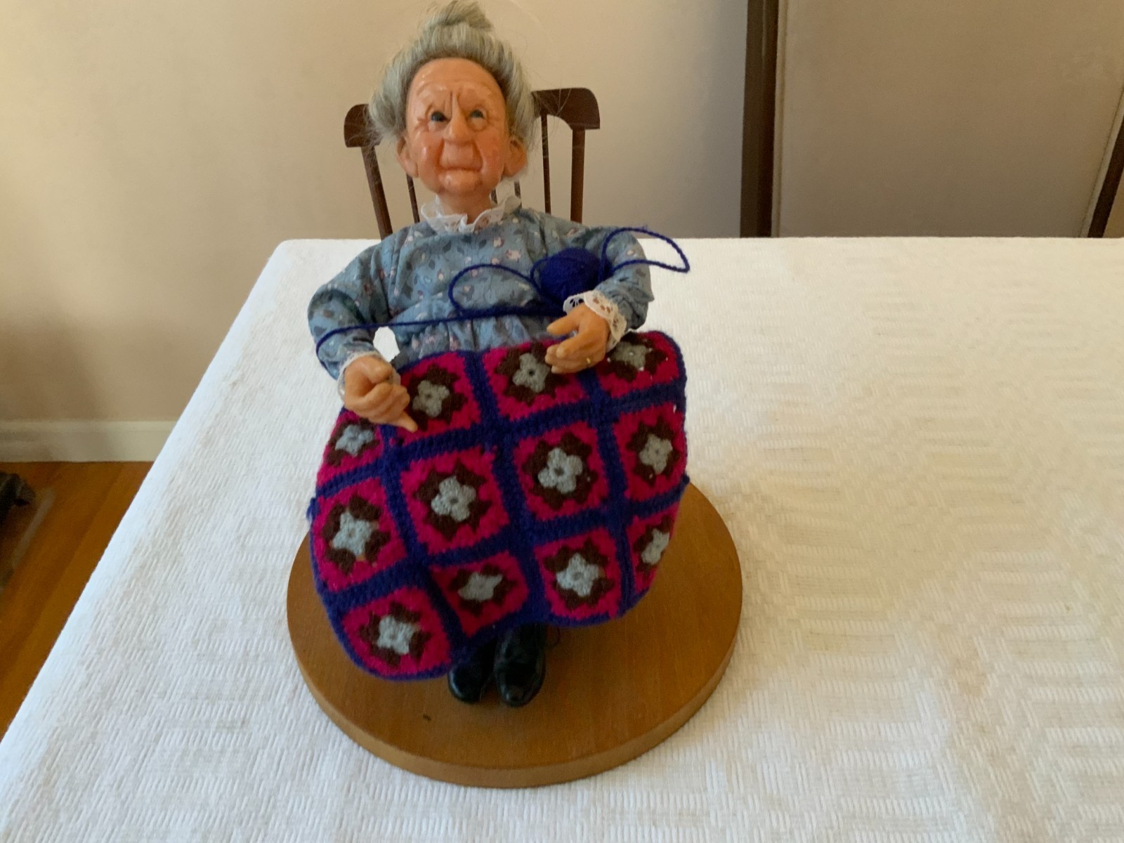 Vintage RICHARD SIMMONS Nanas Family Collection doll Aunt Clara in rocking chair
