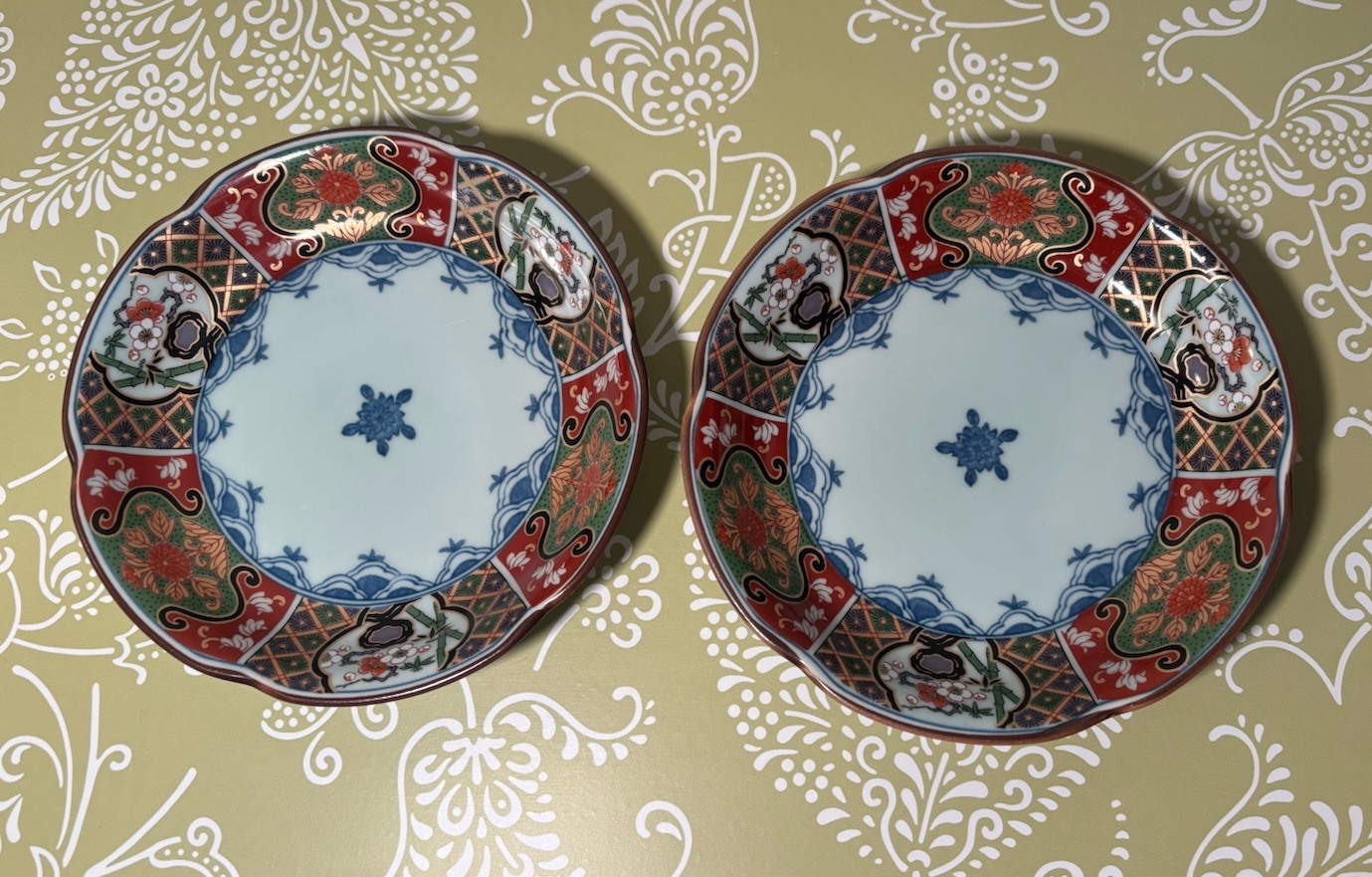 Vintage Arita Imari Japanese Porcelain Saucer Plates Seizan Kiln Set 2 Vintage Arita Imari Japanese Porcelain Saucer Plates Seizan Kiln Set 2
