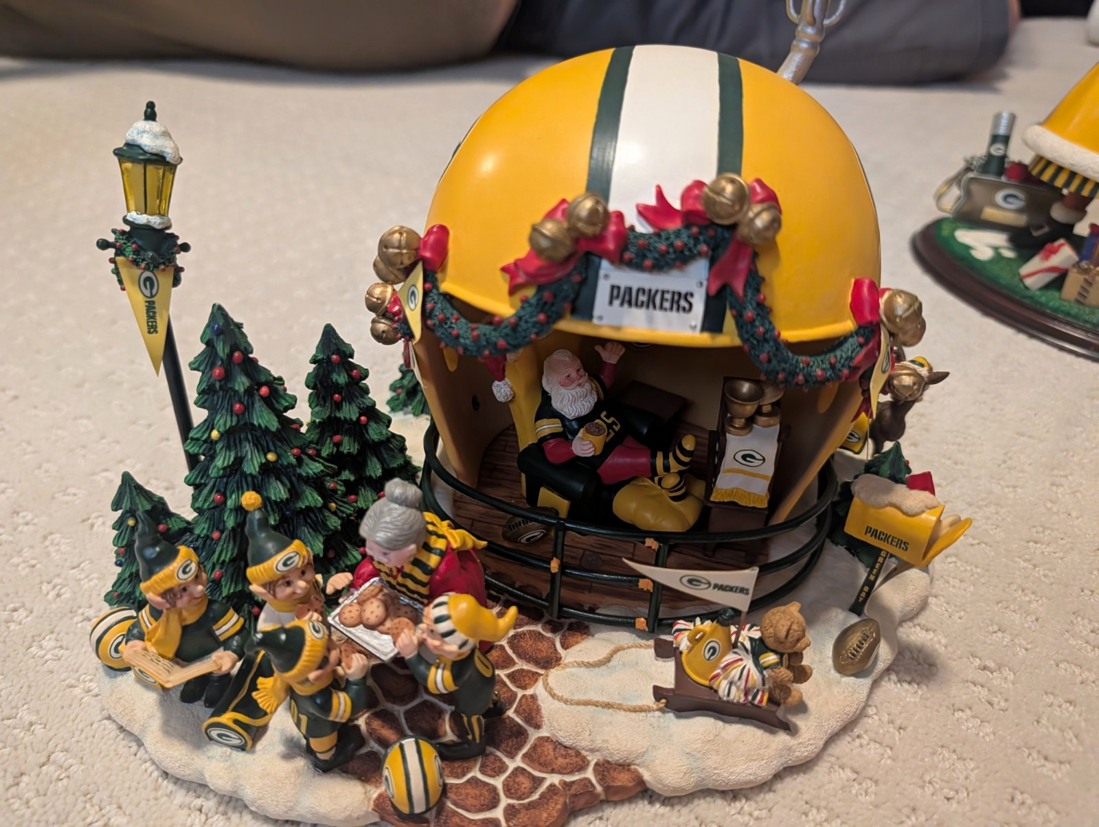 Green Bay Packers Christmas Santa Claus Resin Figurine Sculpture 3D Effect Green Bay Packers Christmas Santa Claus Resin Figurine Sculpture 3D Effect