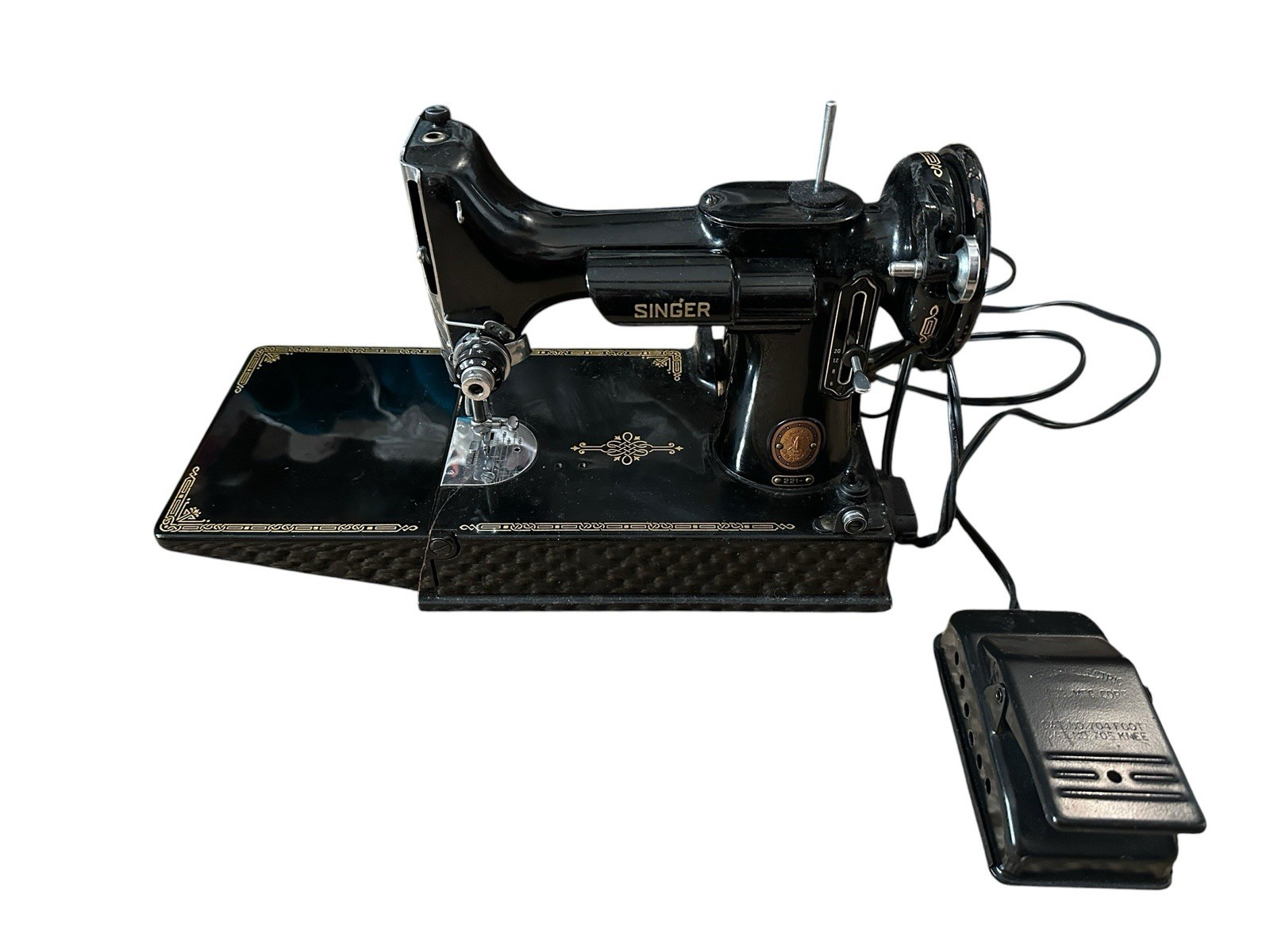 SINGER 221 Featherweight Sewing Machine