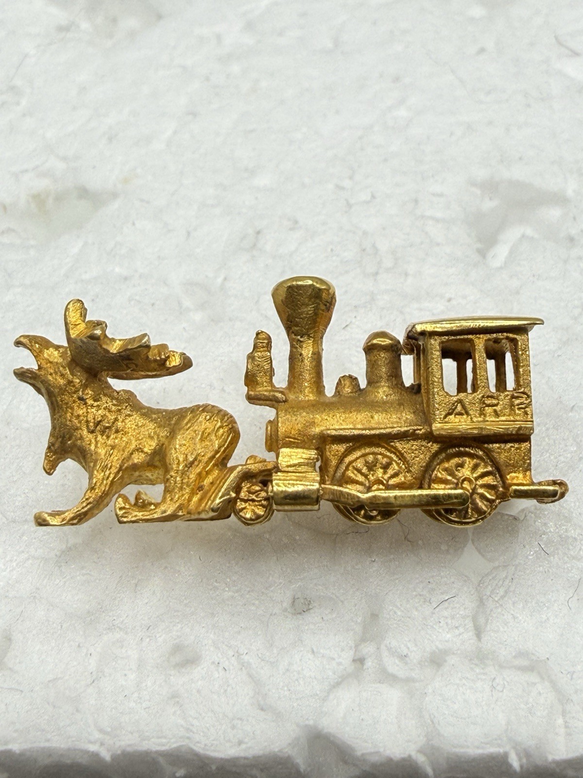 Kurt WAYNE Vintage 10kt Gold Pin/TieTac ARR Alaska Railroad Train, Pushing Moose Kurt WAYNE Vintage 10kt Gold Pin/TieTac ARR Alaska Railroad Train, Pushing Moose