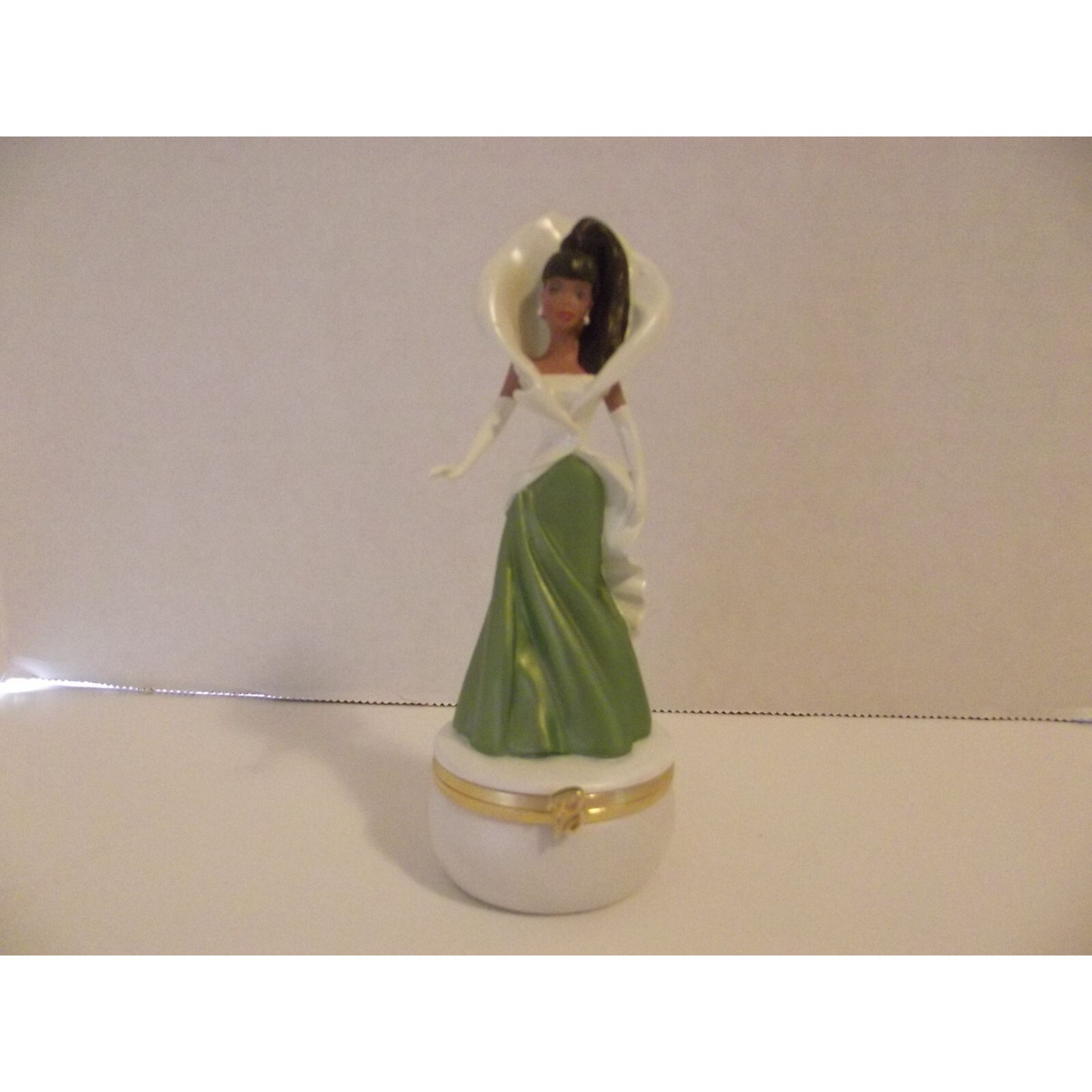 2002 Barbie Trinket Box Pearlescent White/Olive Green B1C 5/7/24 2002 Barbie Trinket Box Pearlescent White/Olive Green B1C 5/7/24
