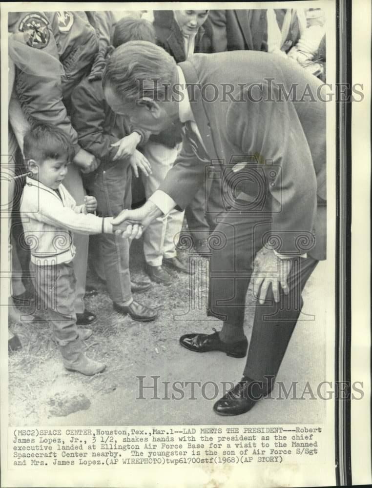 1968 Press Photo Robert Lopez greets President Johnson at Ellington AFB, Houston 1968 Press Photo Robert Lopez greets President Johnson at Ellington AFB, Houston