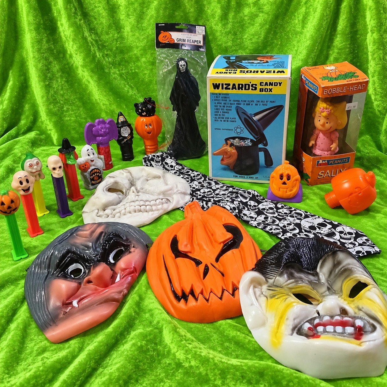 Halloween Collectibles & Novelty 17 Mixed Toy Lot – Vintage & Modern Assortment