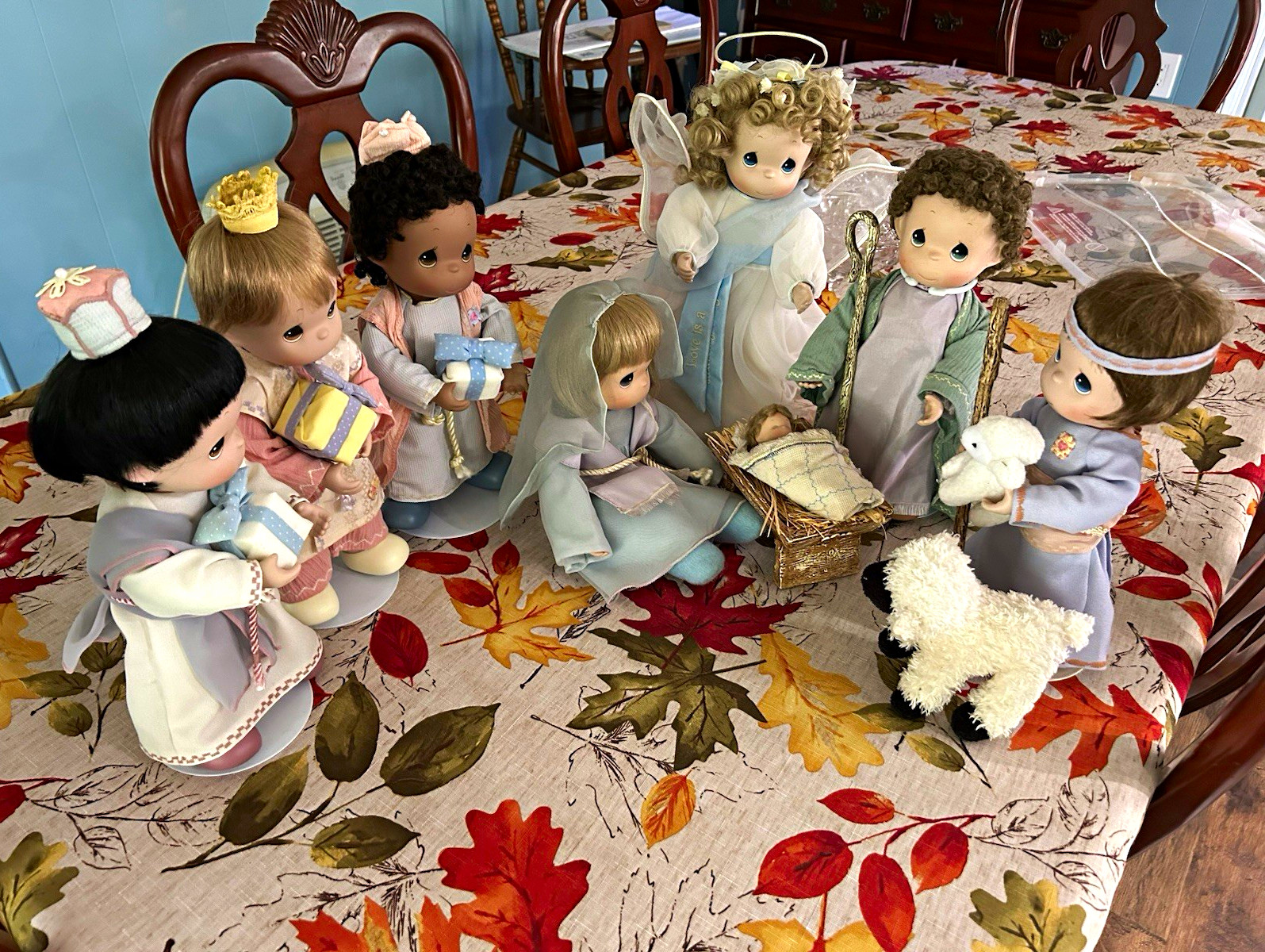 Precious Moments Vintage 8-Piece Nativity Set Mary, Joseph Baby Jesus, Angel