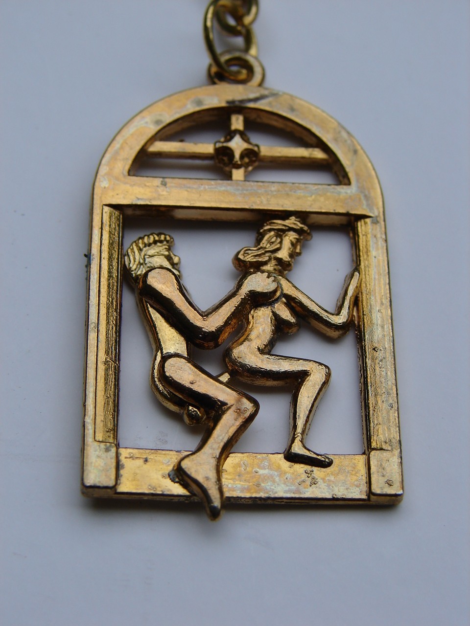 VINTAGE ADULT NAUGHTY GOLD TONE KEYCHAIN MAN WOMAN SEX NOVELTY MOTION VINTAGE ADULT NAUGHTY GOLD TONE KEYCHAIN MAN WOMAN SEX NOVELTY MOTION