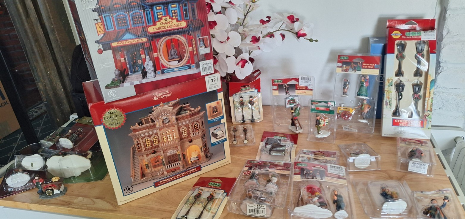 Huge Lot Vintage Lemax lighted Villages and 25+ Figurines/Assessories Huge Lot Vintage Lemax lighted Villages and 25+ Figurines/Assessories