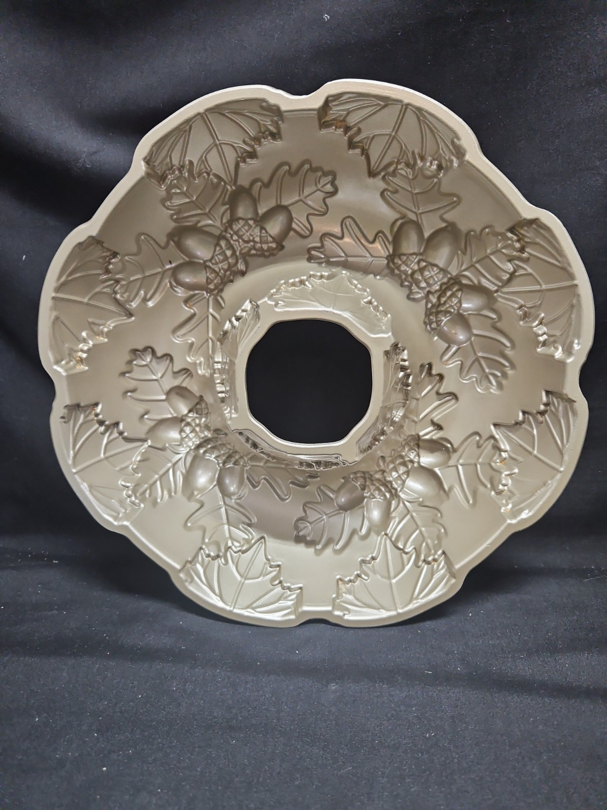 Nordic Ware Fall Harvest Autumn Wreath Bundt Cake Pan- 10 Cup Non-Stick GUC