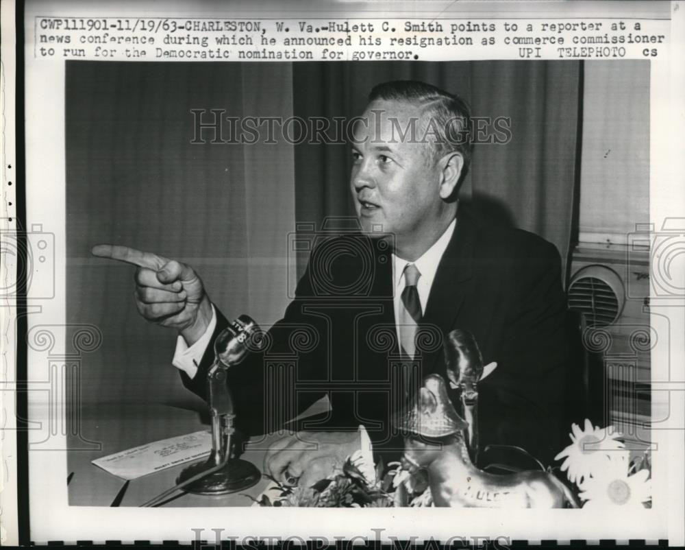1963 Press Photo Hulett C, Smith points to a reporter during his resignation as
