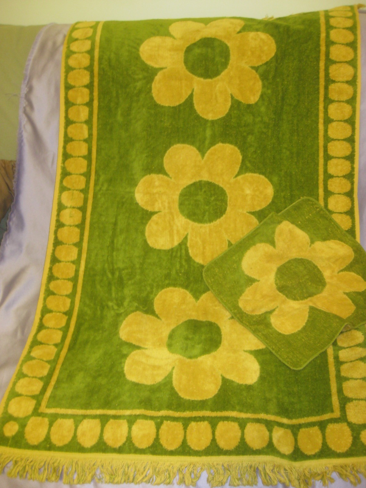 Vintage Cannon Royal Family Daisies Olive Green Gold Bath/Wash Towels Set Vintage Cannon Royal Family Daisies Olive Green Gold Bath/Wash Towels Set