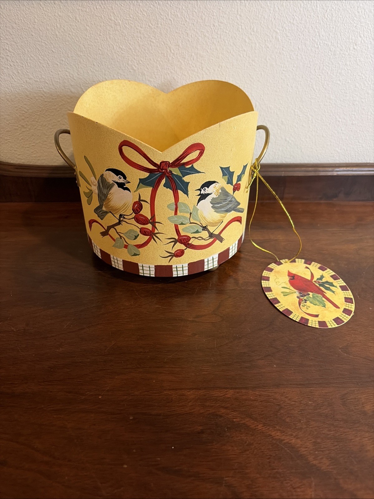 Vtg Lennox Winter Greetings Toleware Metal Cache Pot 7” Wide X 6.25” Tall Vtg Lennox Winter Greetings Toleware Metal Cache Pot 7” Wide X 6.25” Tall