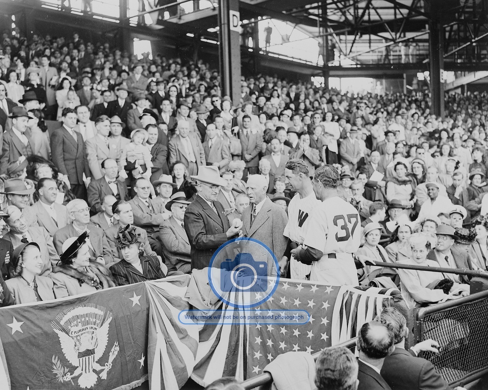 PRESIDENT TRUMAN THROWS FIRST PITCH BASEBALL GRIFITH 8X10 PHOTO PRESIDENT TRUMAN THROWS FIRST PITCH BASEBALL GRIFITH 8X10 PHOTO