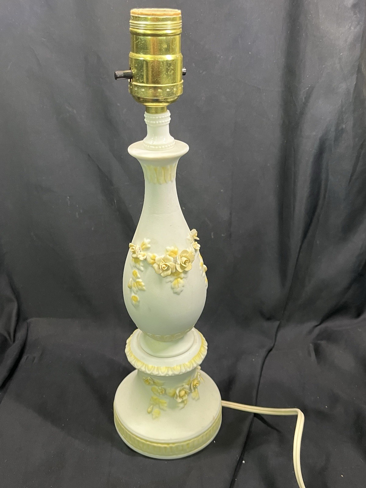VINTAGE PORCELAIN FLOWER LAMP WHITE PALE YELLOW 14” VINTAGE PORCELAIN FLOWER LAMP WHITE PALE YELLOW 14”