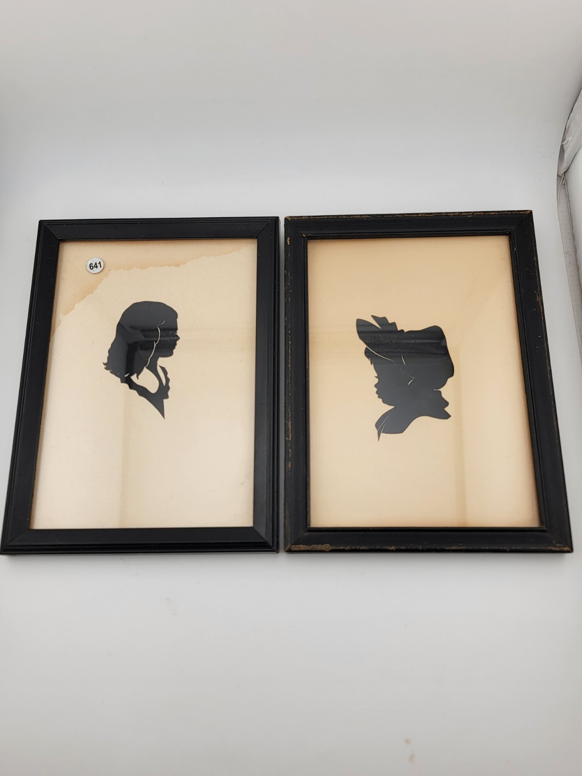 Rare Antique C 1920'S Pair Of Portrait Silhouette Of 2 Ladies In Black Frame. Rare Antique C 1920'S Pair Of Portrait Silhouette Of 2 Ladies In Black Frame.