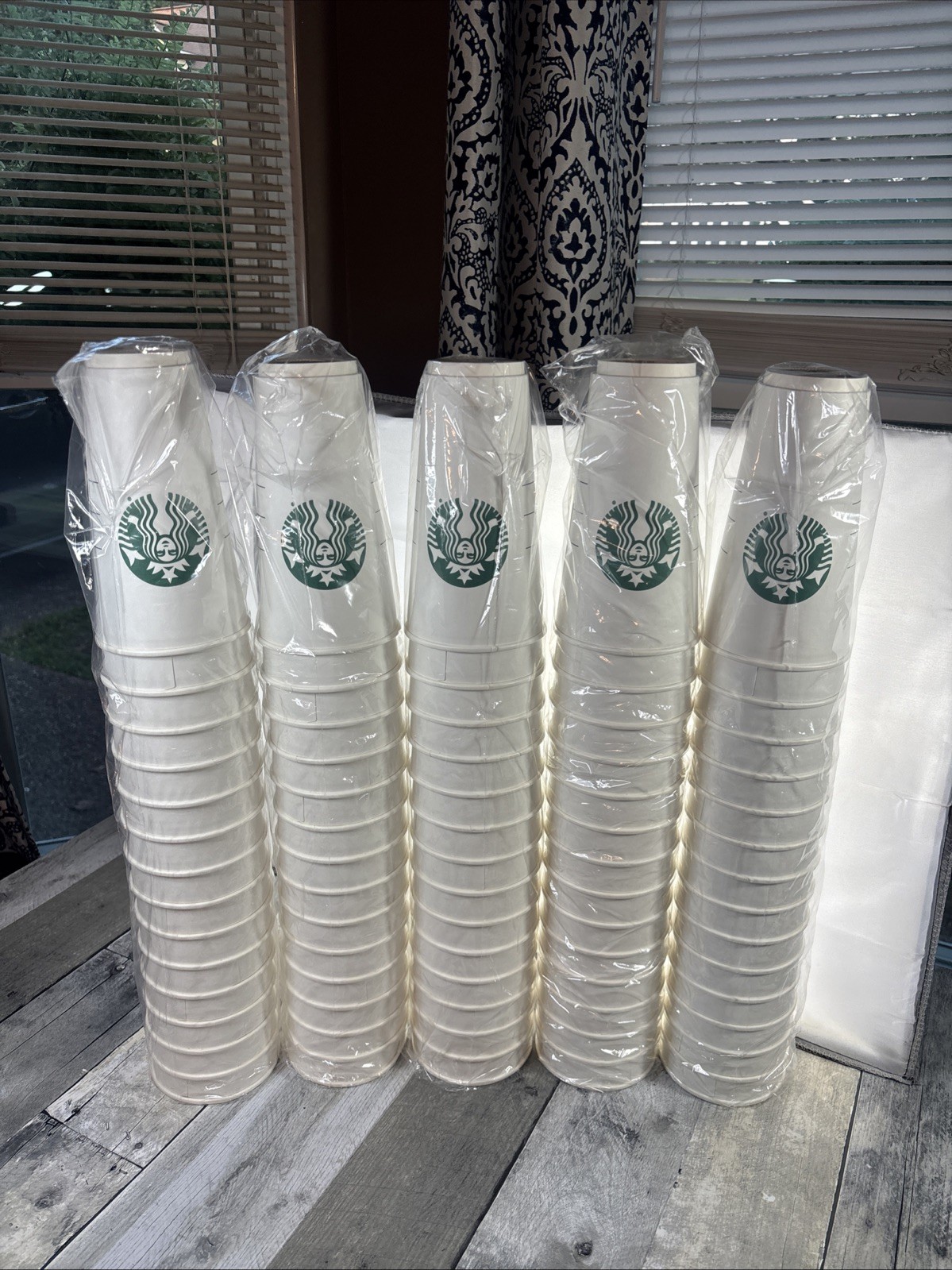 STARBUCKS Disposable PAPER CUPS 24 Oz Venti Large - 5 Sleeves (75 Cups) Sealed STARBUCKS Disposable PAPER CUPS 24 Oz Venti Large - 5 Sleeves (75 Cups) Sealed