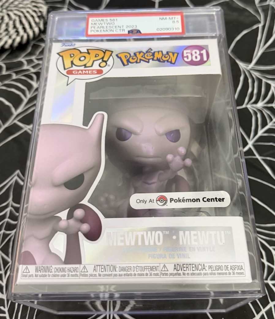 Funko POP POKEMON Mewtow #581 - PSA GRADED 8.5