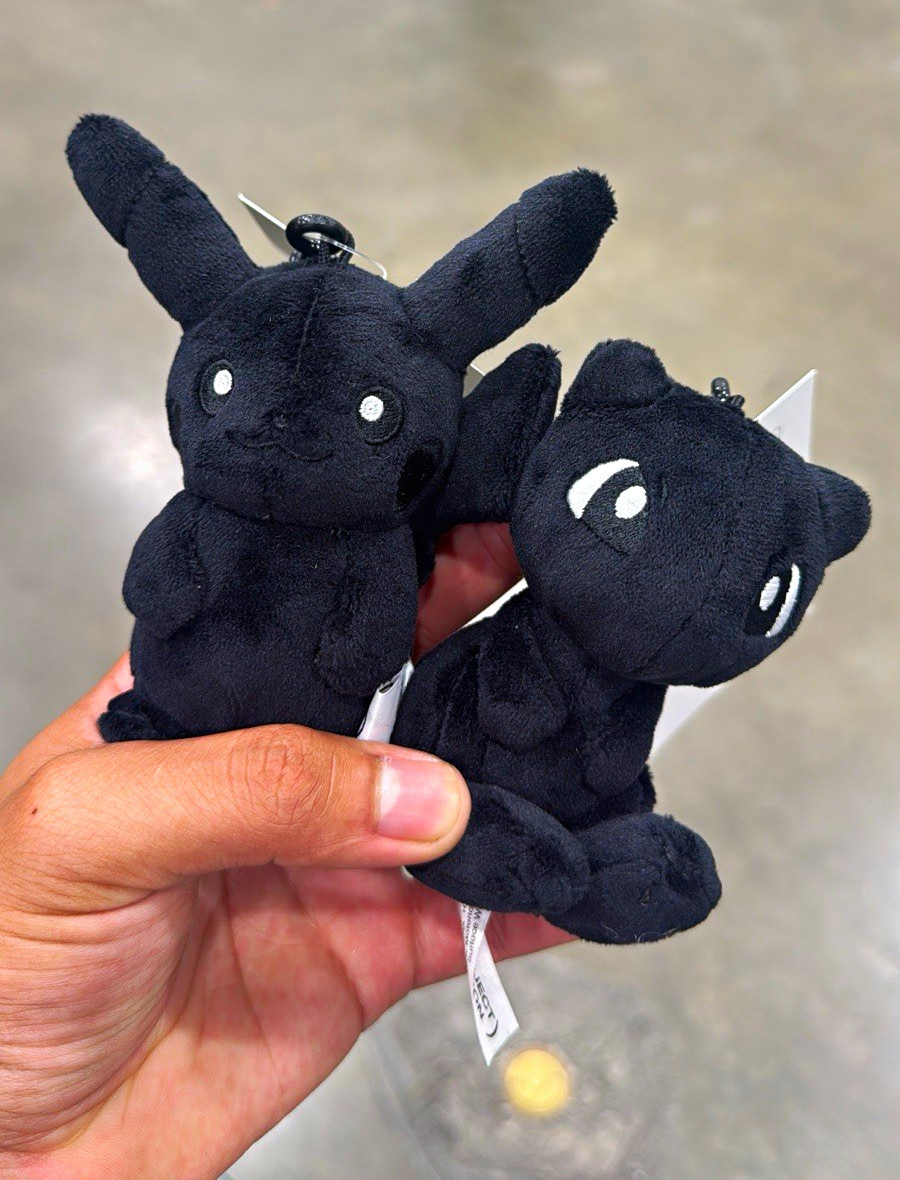 Complex con 2026 Pokemon x fragment design black pikachu and mew keychain Complex con 2026 Pokemon x fragment design black pikachu and mew keychain