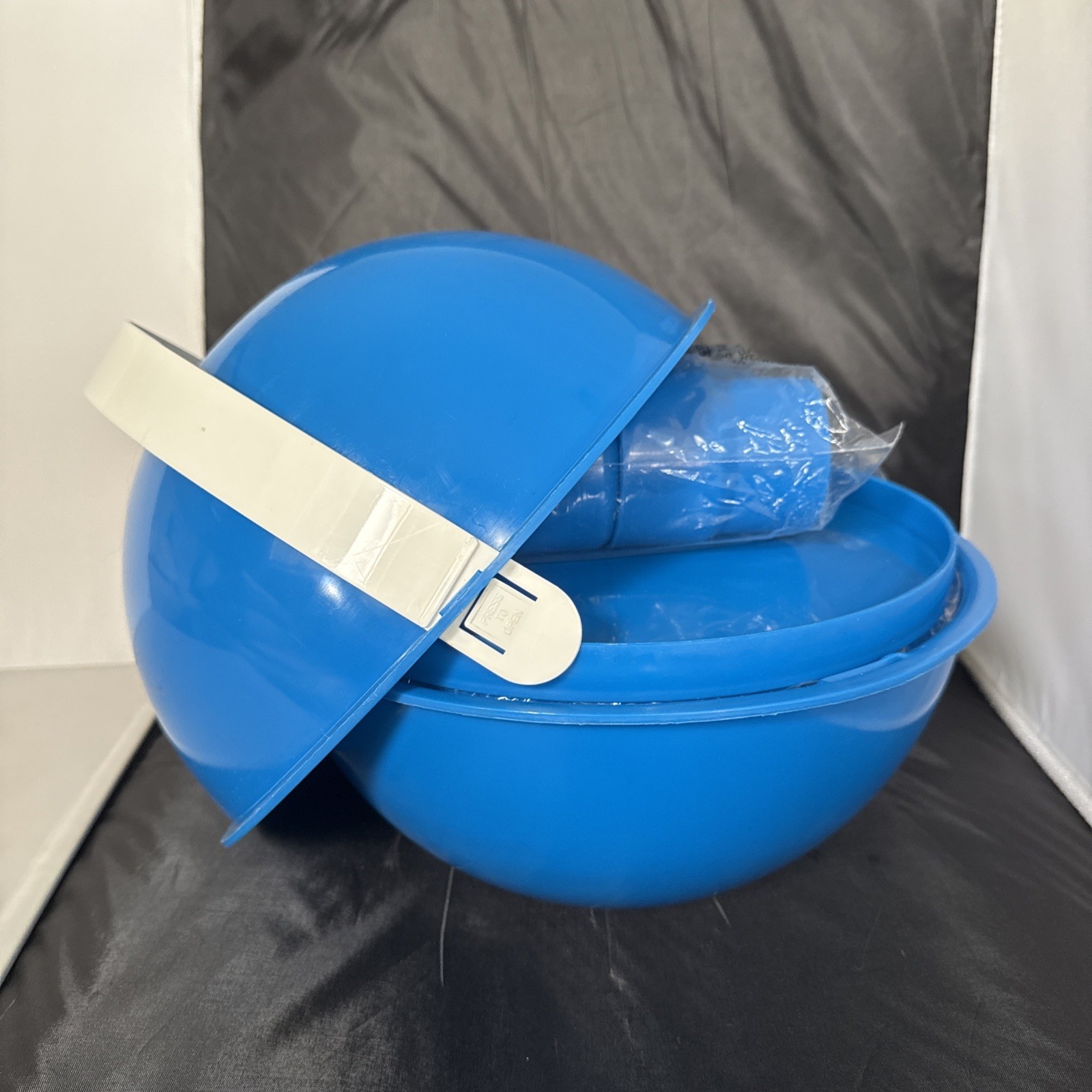 Vintage 1970s Ingrid Chicago Party Ball 27 Pc Picnic Set Cobalt Blue MCM New Vintage 1970s Ingrid Chicago Party Ball 27 Pc Picnic Set Cobalt Blue MCM New