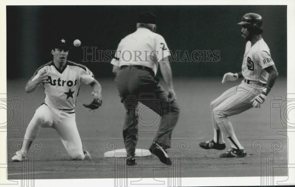 1986 Press Photo Jerry Royster steals second base as Bill Doran catches the ball