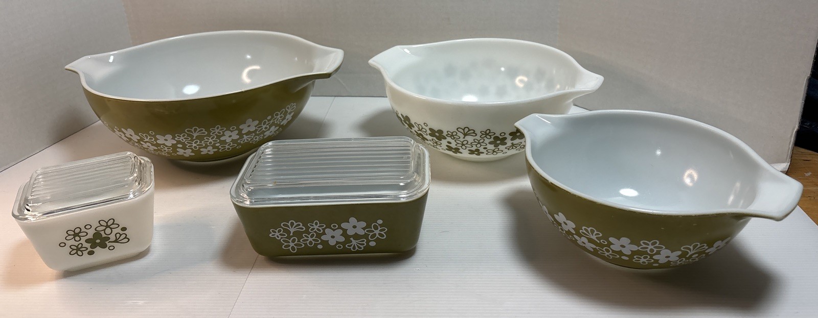 Vintage Pyrex Spring Blossom Daisy Green White 7 Pc Bowls Refrigerator Dish Lot