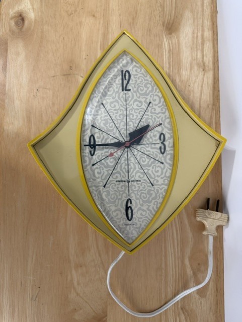 Vintage 1960s Atomic Mid Century GE Electric Wall Clock Model 2159 Made in USA
