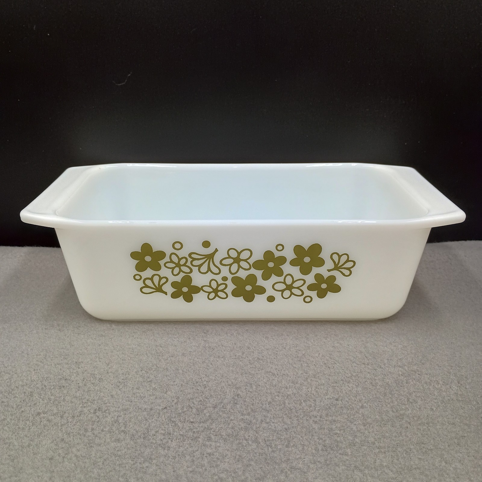 Vintage Pyrex Spring Blossom Crazy Daisy Green Loaf Pan Model #23 USA Glass. Vintage Pyrex Spring Blossom Crazy Daisy Green Loaf Pan Model #23 USA Glass.
