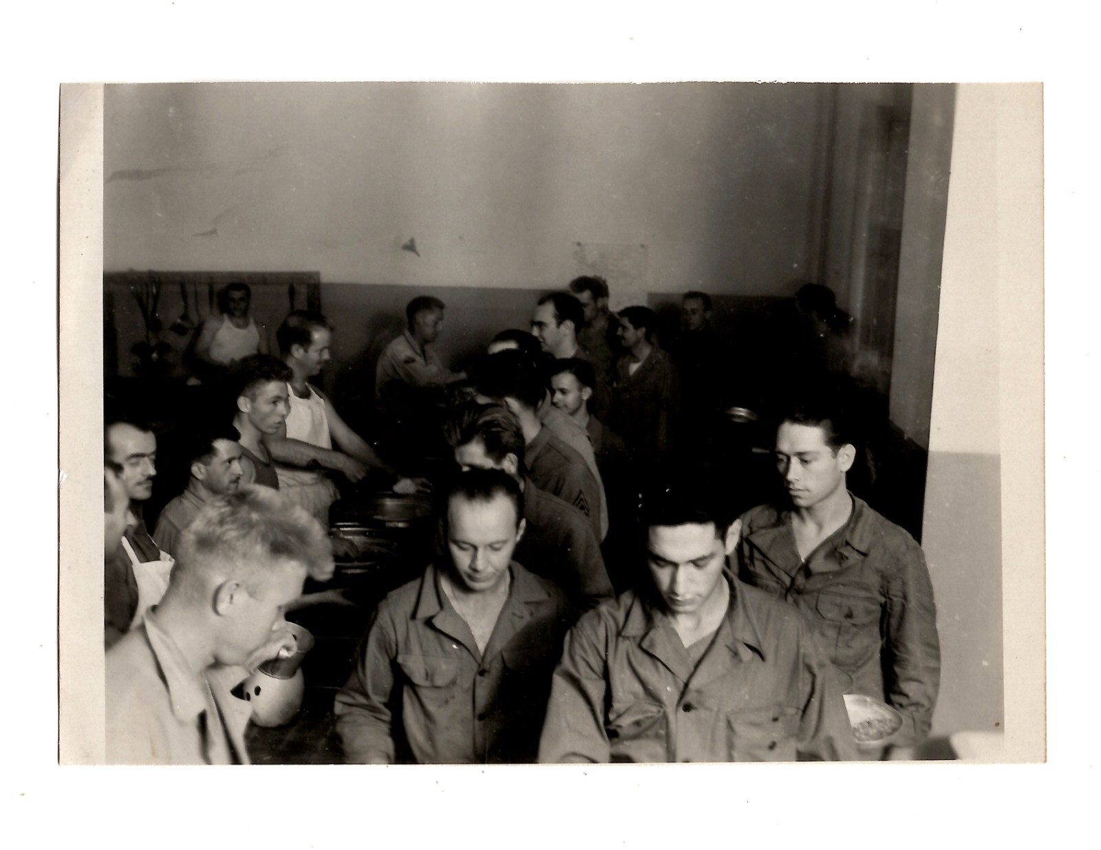 WWII WW2 Original Photo Soldiers in the Chow Hall 1940s *READ WWII WW2 Original Photo Soldiers in the Chow Hall 1940s *READ