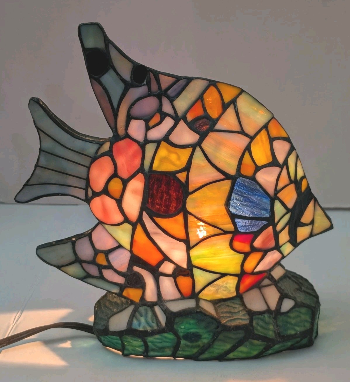 Vtg Tiffany Style Stained Glass Tropical Fish Table Lamp With Bulb Waves Base Vtg Tiffany Style Stained Glass Tropical Fish Table Lamp With Bulb Waves Base