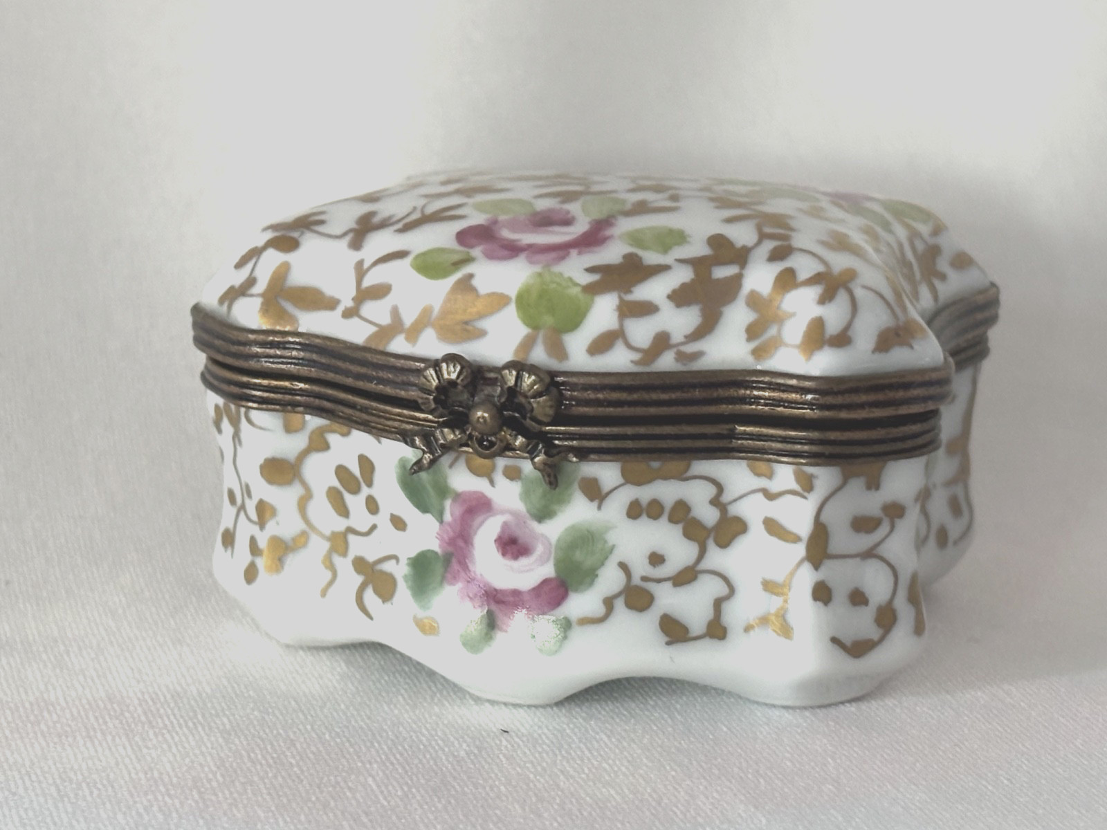 LIMOGES PEINT MAIN PORCELAIN HINGED ROSES TRINKET BOX VINTAGE LIMOGES PEINT MAIN PORCELAIN HINGED ROSES TRINKET BOX VINTAGE