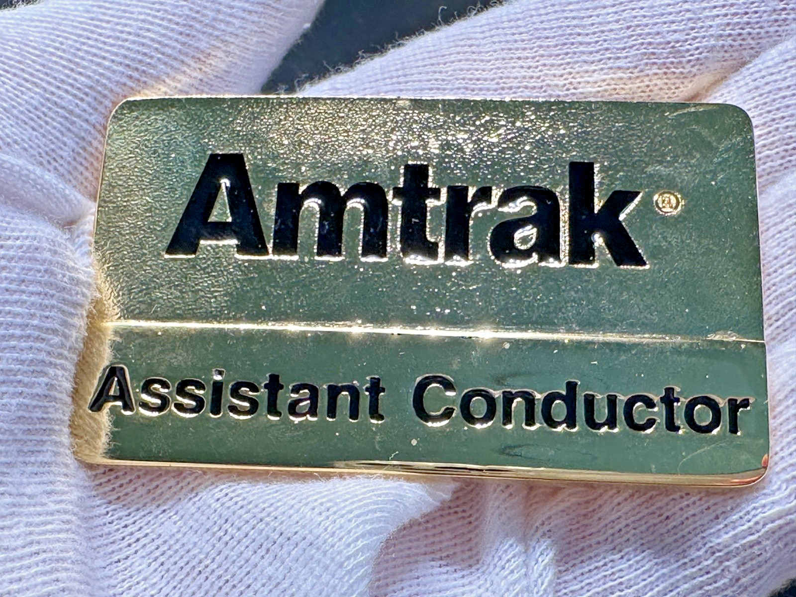 AMTRAK ASSISTANT CONDUCTOR SHINY GOLD TONE UNIFORM BADGE PIN H723 AMTRAK ASSISTANT CONDUCTOR SHINY GOLD TONE UNIFORM BADGE PIN H723