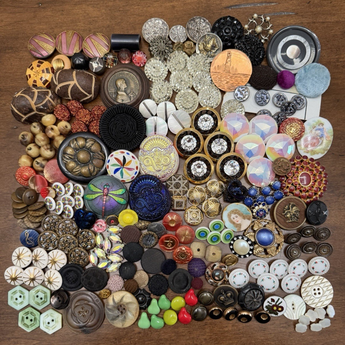 HUGE Vintage Lot of 230 Buttons - Glass MOP Ceramic Horn Metal Rhinestone (Z19) HUGE Vintage Lot of 230 Buttons - Glass MOP Ceramic Horn Metal Rhinestone (Z19)