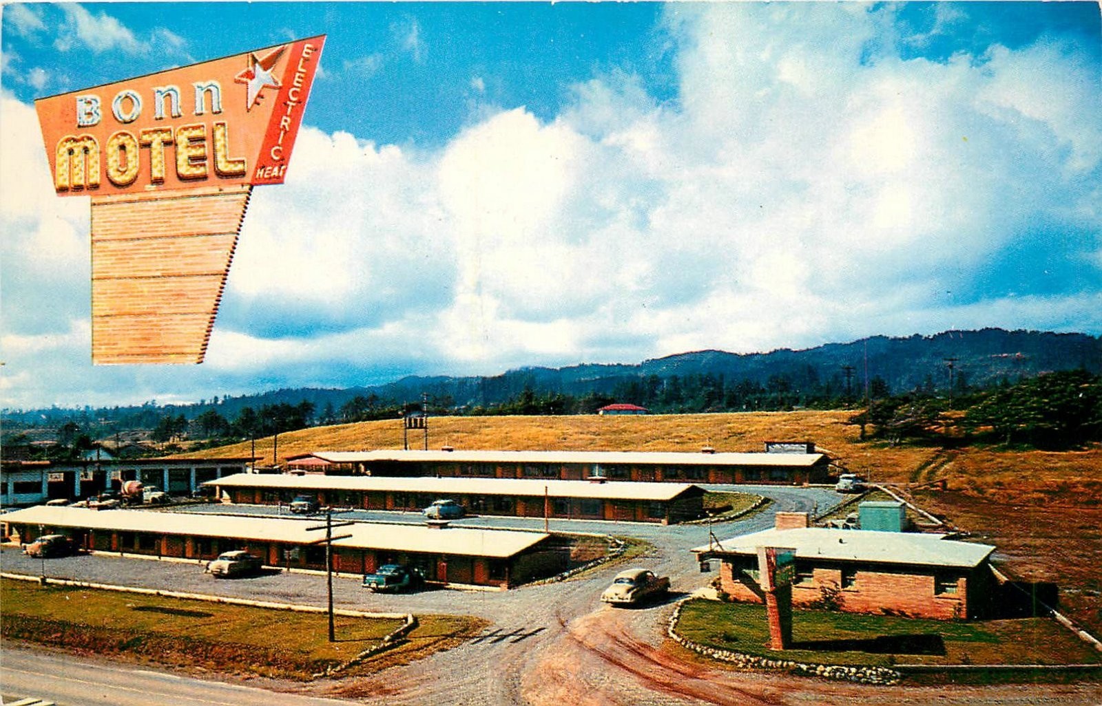 1950s Brookings Oregon Bonn Motel Aerial View autos Western Sales Postcard 25-86 1950s Brookings Oregon Bonn Motel Aerial View autos Western Sales Postcard 25-86