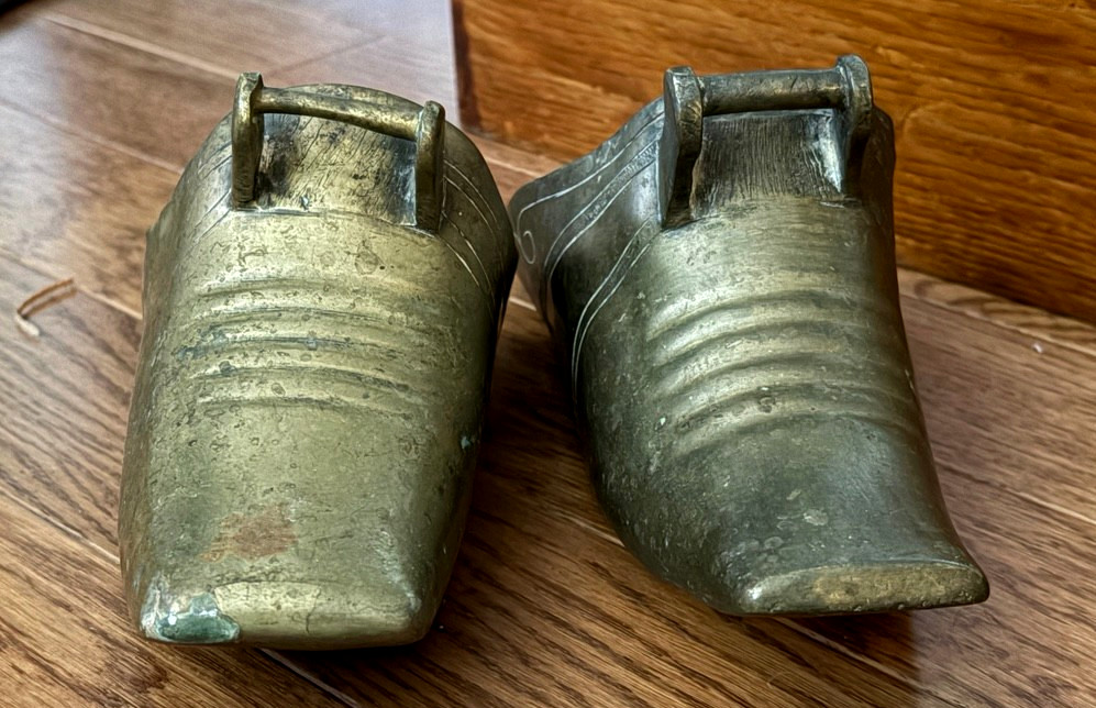 PAIR OF 19TH C. SOUTH AMERICAN CONQUIATADOR-STYLE BRASS STIRRUPS w/PROVENANCE PAIR OF 19TH C. SOUTH AMERICAN CONQUIATADOR-STYLE BRASS STIRRUPS w/PROVENANCE