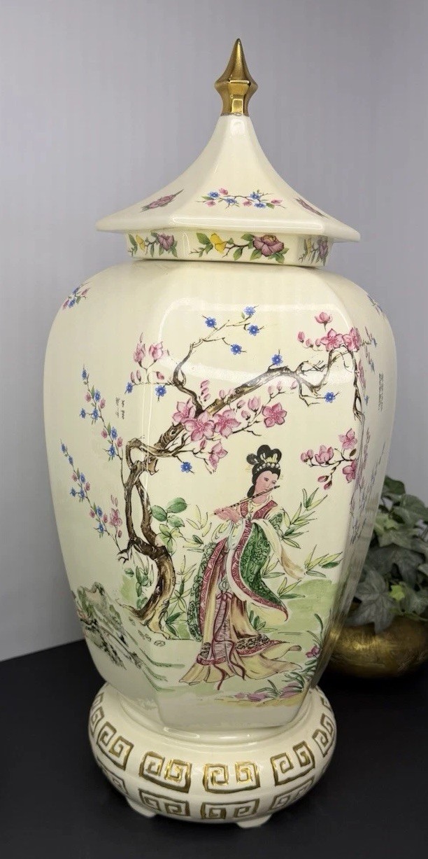 Vintage Chinese Porcelain Hexagonal Lidded Ginger Jar with Lid Vintage Chinese Porcelain Hexagonal Lidded Ginger Jar with Lid