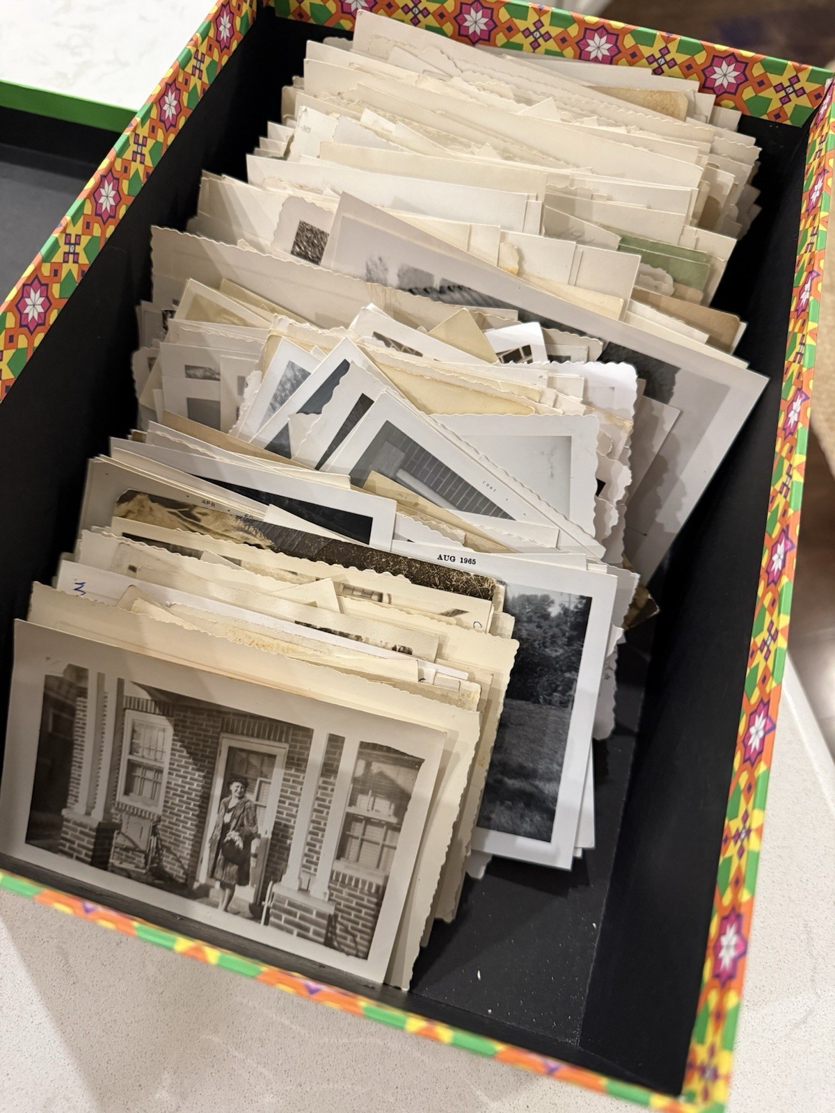LARGE LOT OF VINTAGE PHOTOS FOUND SNAPSHOTS 800 B&W Color Photographs 1920s-60s LARGE LOT OF VINTAGE PHOTOS FOUND SNAPSHOTS 800 B&W Color Photographs 1920s-60s
