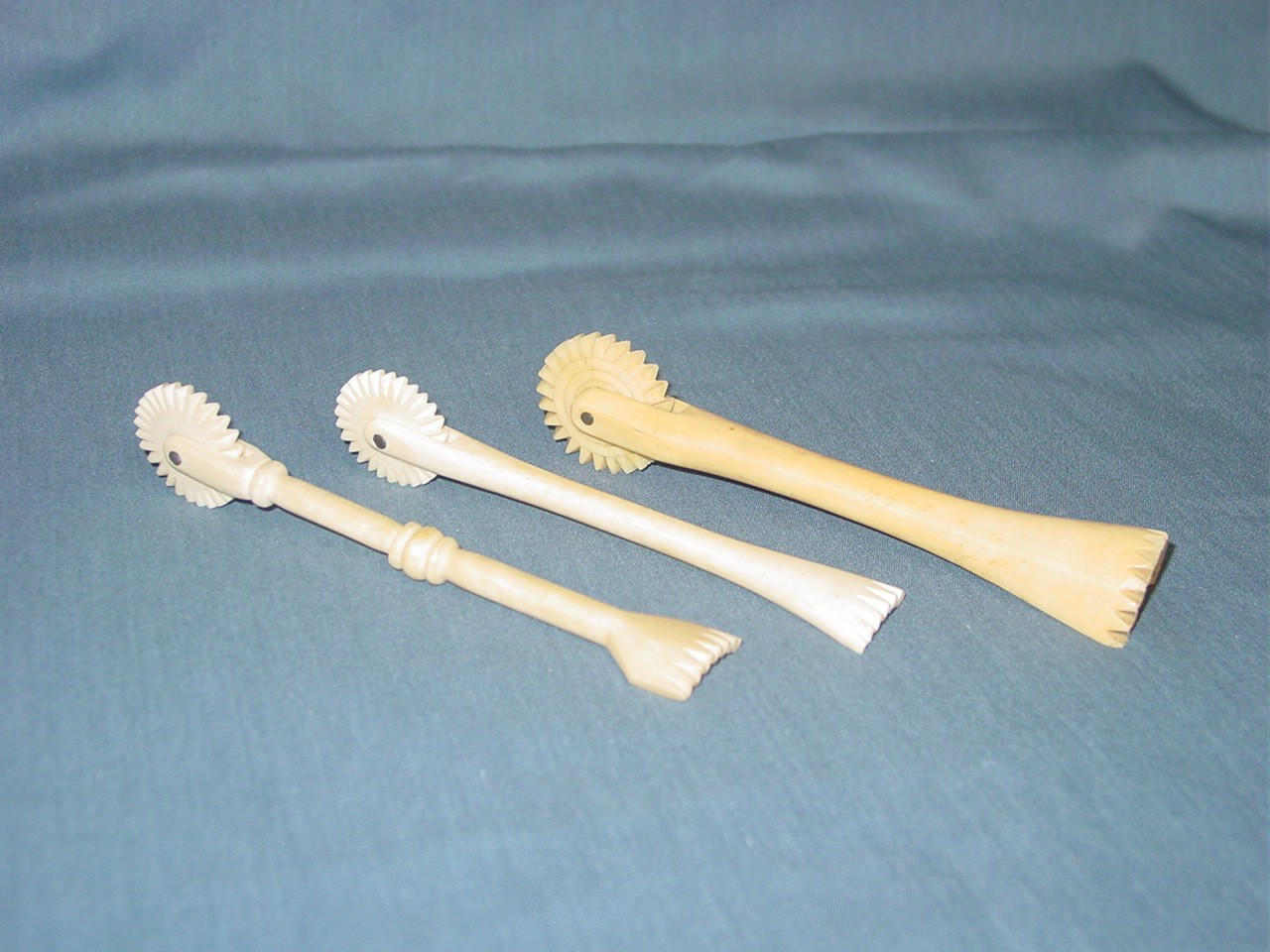 3 Antique Pastry Pie Crimper Cutter Primitive Wheel Hand Carved PA Folk Art 3 Antique Pastry Pie Crimper Cutter Primitive Wheel Hand Carved PA Folk Art