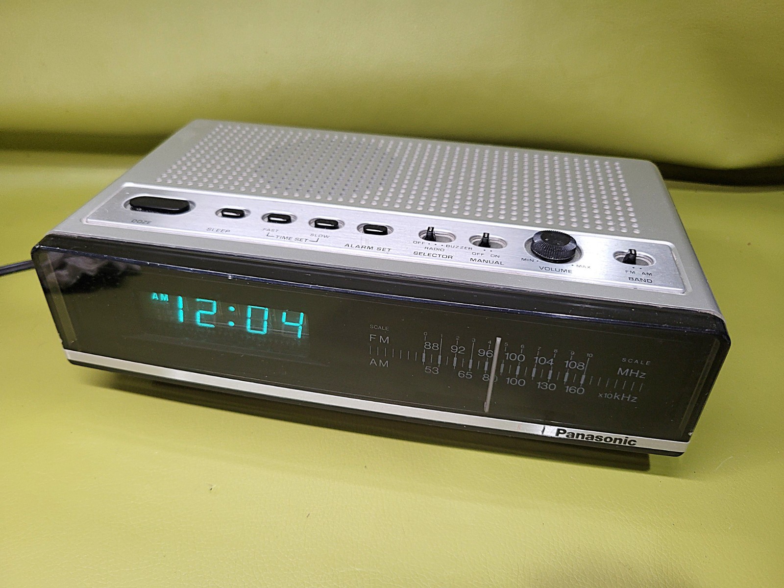 VINTAGE 1980s PANASONIC BLUE LED RC-68 DIGITAL CLOCK RADIO - WORKS GREAT