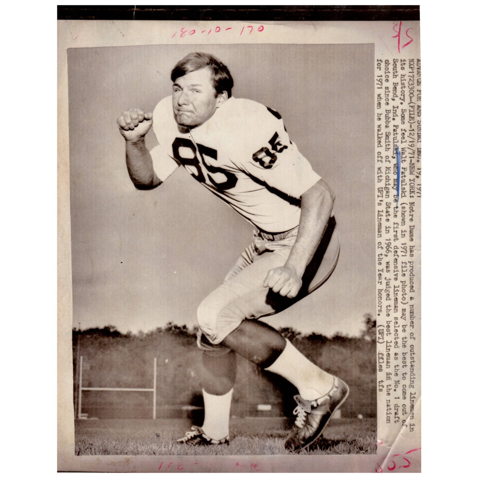 1971 Press Photo Football Notre Dame Defensive Lineman Walt Patulski 8x10 1971 Press Photo Football Notre Dame Defensive Lineman Walt Patulski 8x10