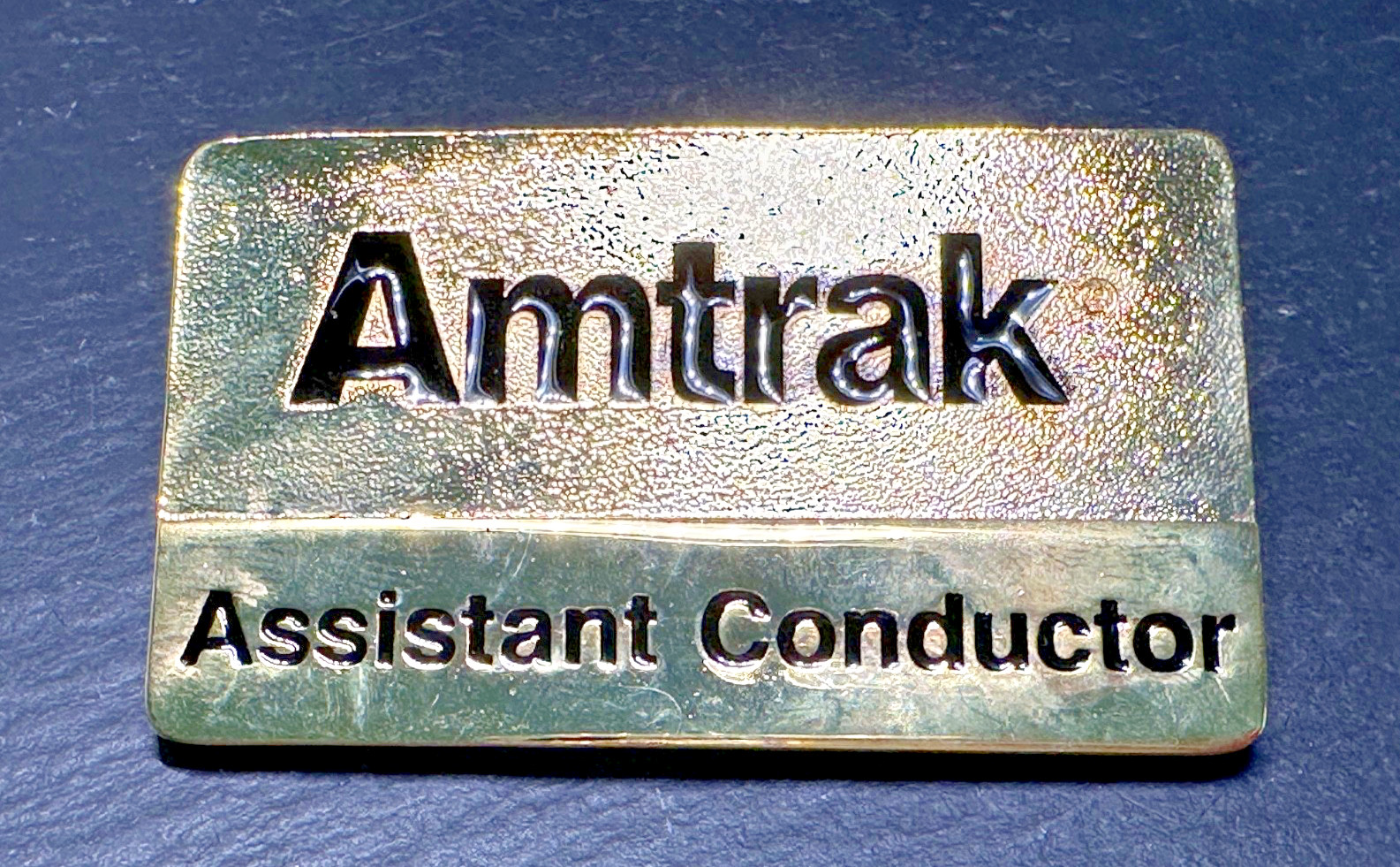 AMTRAK ASSISTANT CONDUCTOR SHINY GOLD TONE HAT? BADGE PIN H724