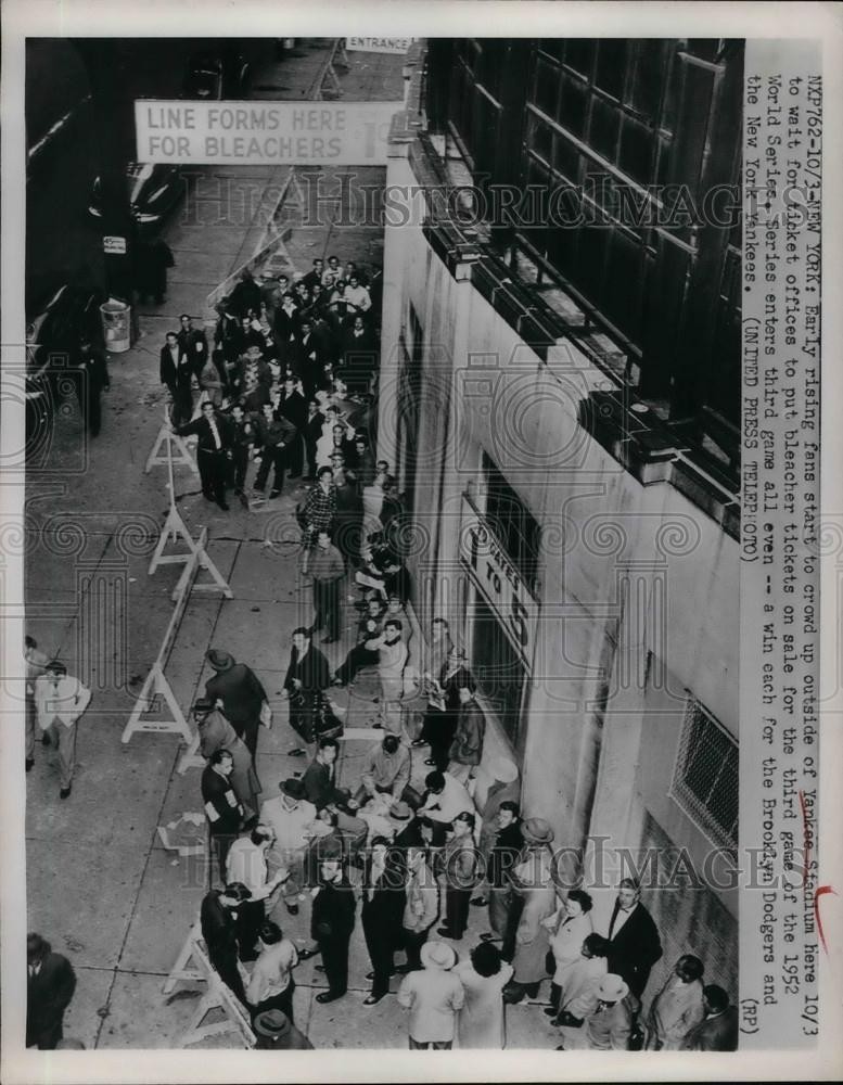 Press Photo Crowd Outside Yankee Stadium Waiting For Bleacher Tickets Press Photo Crowd Outside Yankee Stadium Waiting For Bleacher Tickets
