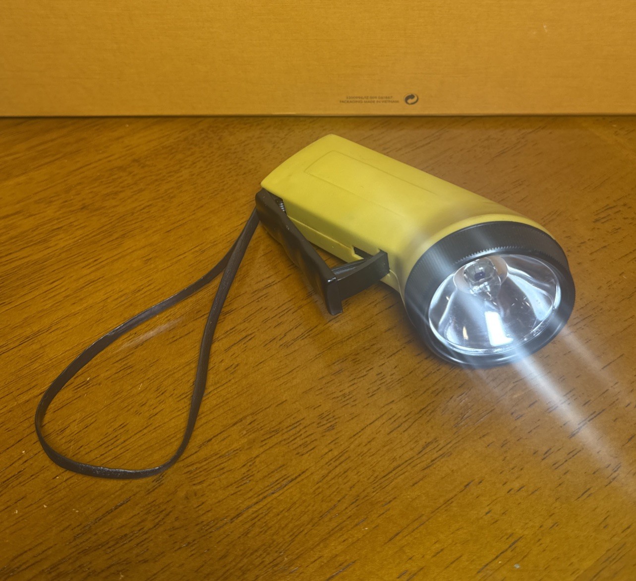 U.S.A & U.K. Designed Hand Crank Emergency Flashlight Dynamo Self Powered Tool U.S.A & U.K. Designed Hand Crank Emergency Flashlight Dynamo Self Powered Tool