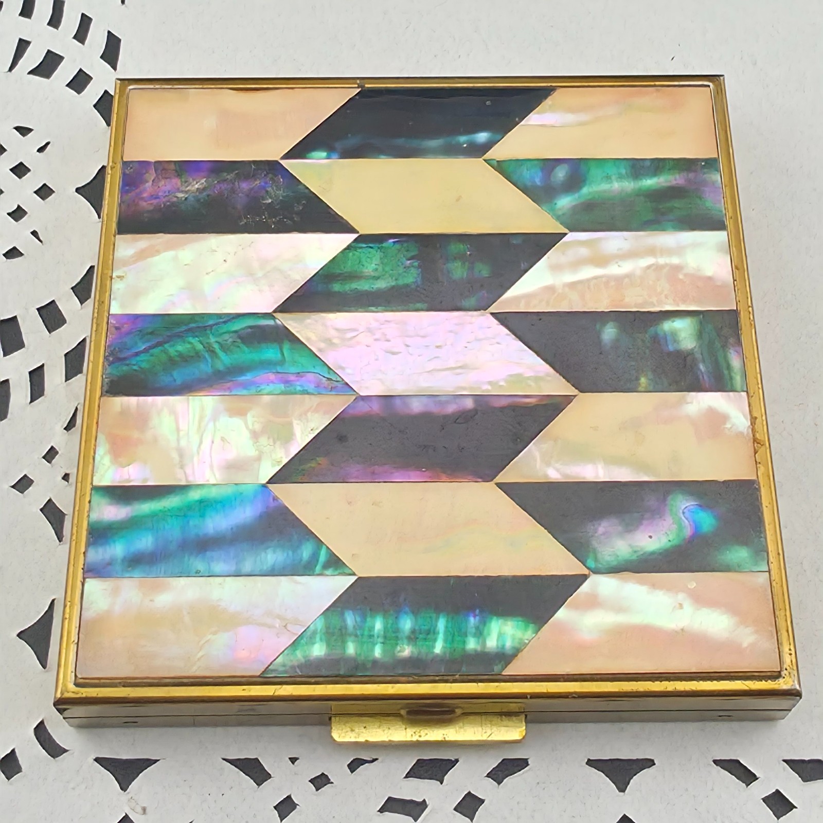 50s Zell Fifth Avenue White Mother of Pearl Black Abalone Inlay Powder Compact 50s Zell Fifth Avenue White Mother of Pearl Black Abalone Inlay Powder Compact