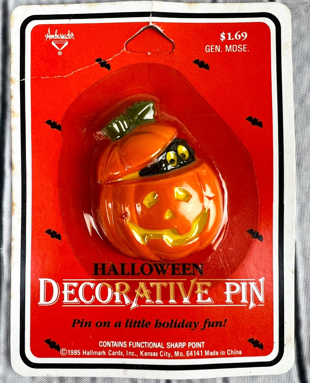 1985 HALLMARK Halloween Plastic Lapel Pin Pumpkin with Black Cat Eyes