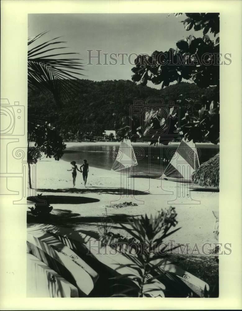 1984 Press Photo Tourists admire Jamaica's picturesque view - lrx26122