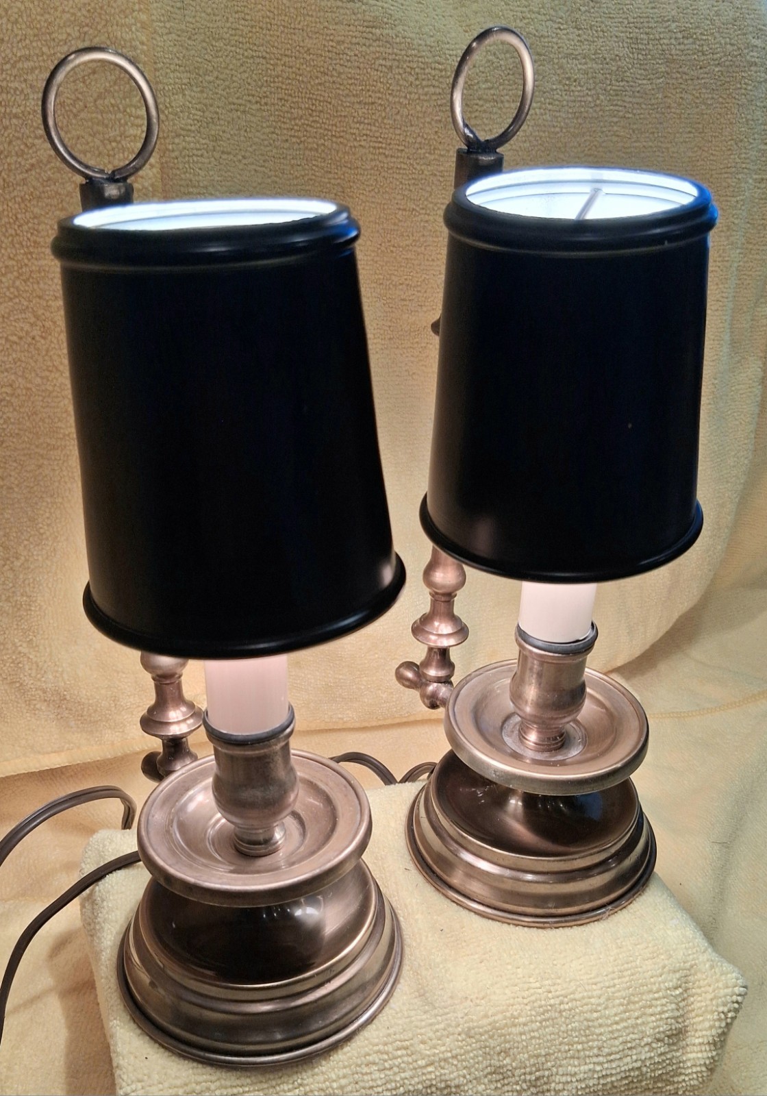 TWO VINTAGE STYLE BRASSED ACCENT ELECTRIC TABLE LAMPS TWO VINTAGE STYLE BRASSED ACCENT ELECTRIC TABLE LAMPS