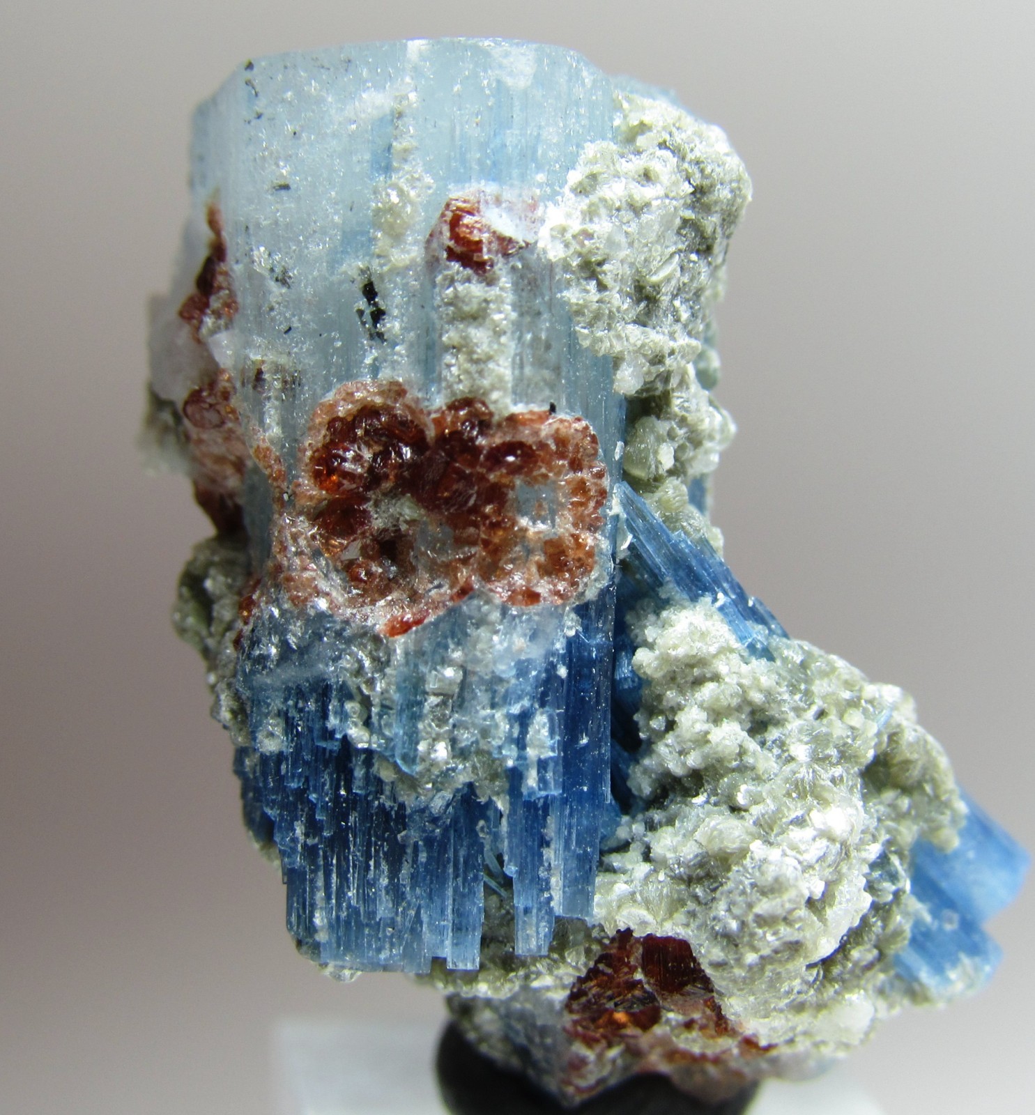 MIRACULOUS RARE ALKALI-RICH AQUAMARINE BERYL W/ GARNET NEW FIND PAKISTAN MIRACULOUS RARE ALKALI-RICH AQUAMARINE BERYL W/ GARNET NEW FIND PAKISTAN