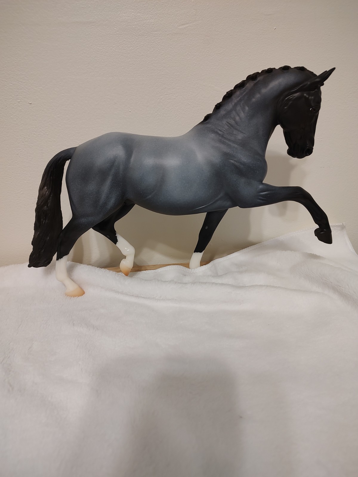 Breyer 2025 Breyerfest Seize The Day Surprise ( Matte Blue Roan ) Breyer 2025 Breyerfest Seize The Day Surprise ( Matte Blue Roan )