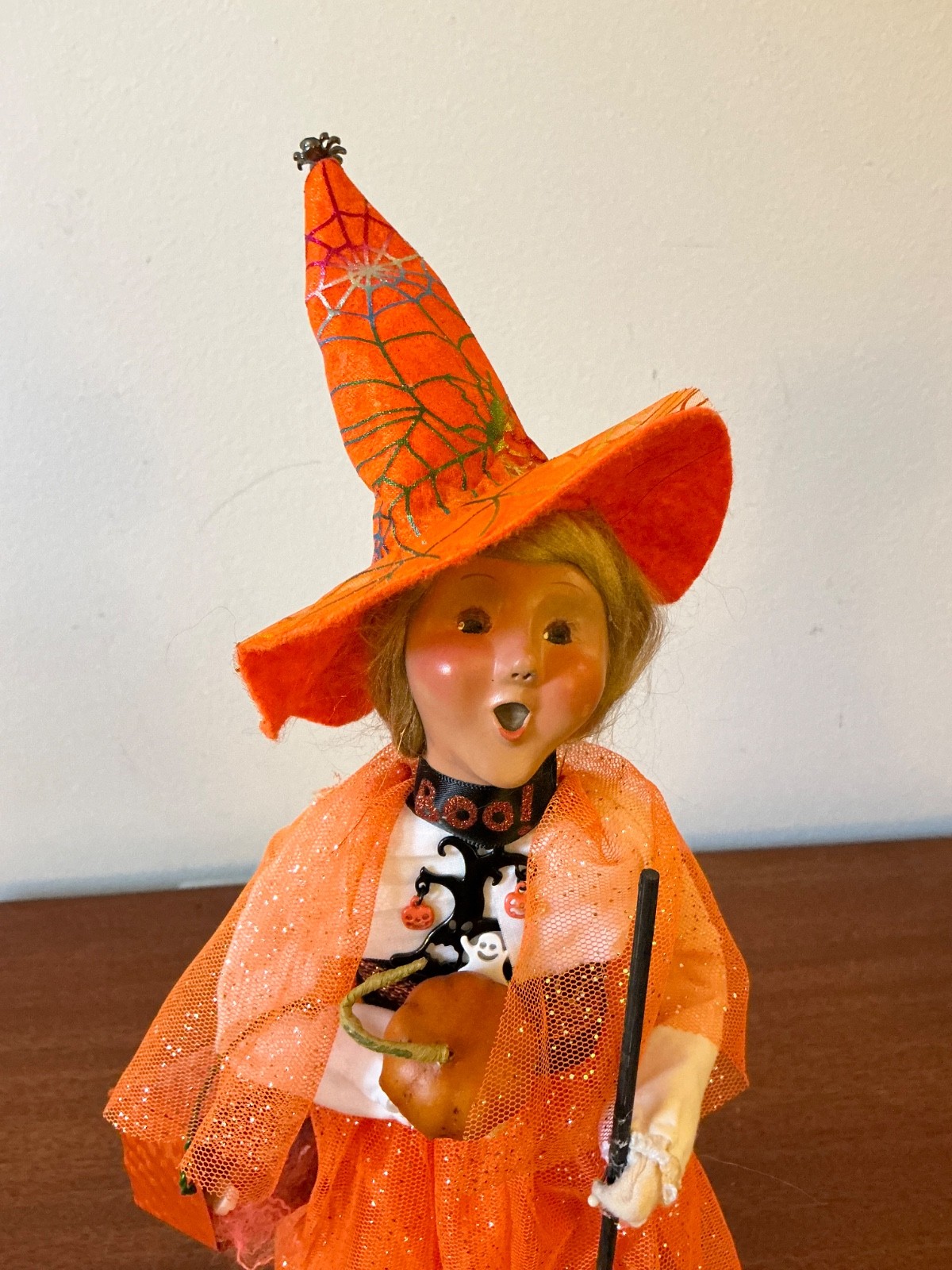 Byers Choice Re-dressed Witch with Bucket, Pumpkin & Broom - Beautiful piece Byers Choice Re-dressed Witch with Bucket, Pumpkin & Broom - Beautiful piece