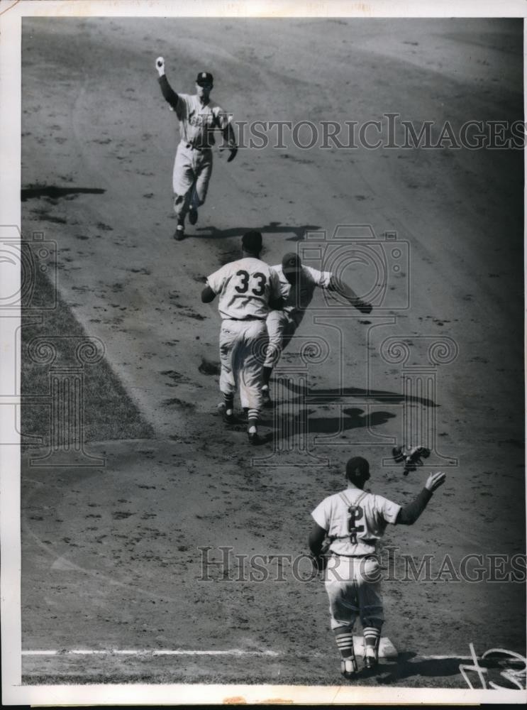 1959 Press Photo Chicago Cubs Tony Taylor vs Cardinals Don Blasingamem W Mizell
