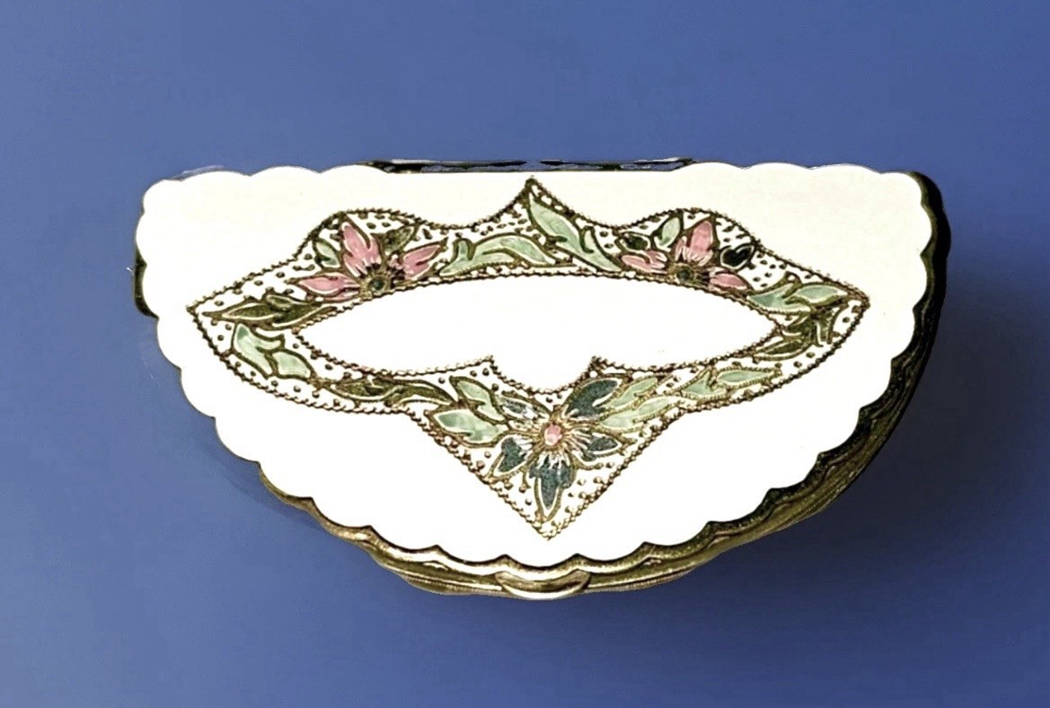 Vintage Half Moon Powder And Rouge Enamel Compact Scalloped Pristine Vintage Half Moon Powder And Rouge Enamel Compact Scalloped Pristine